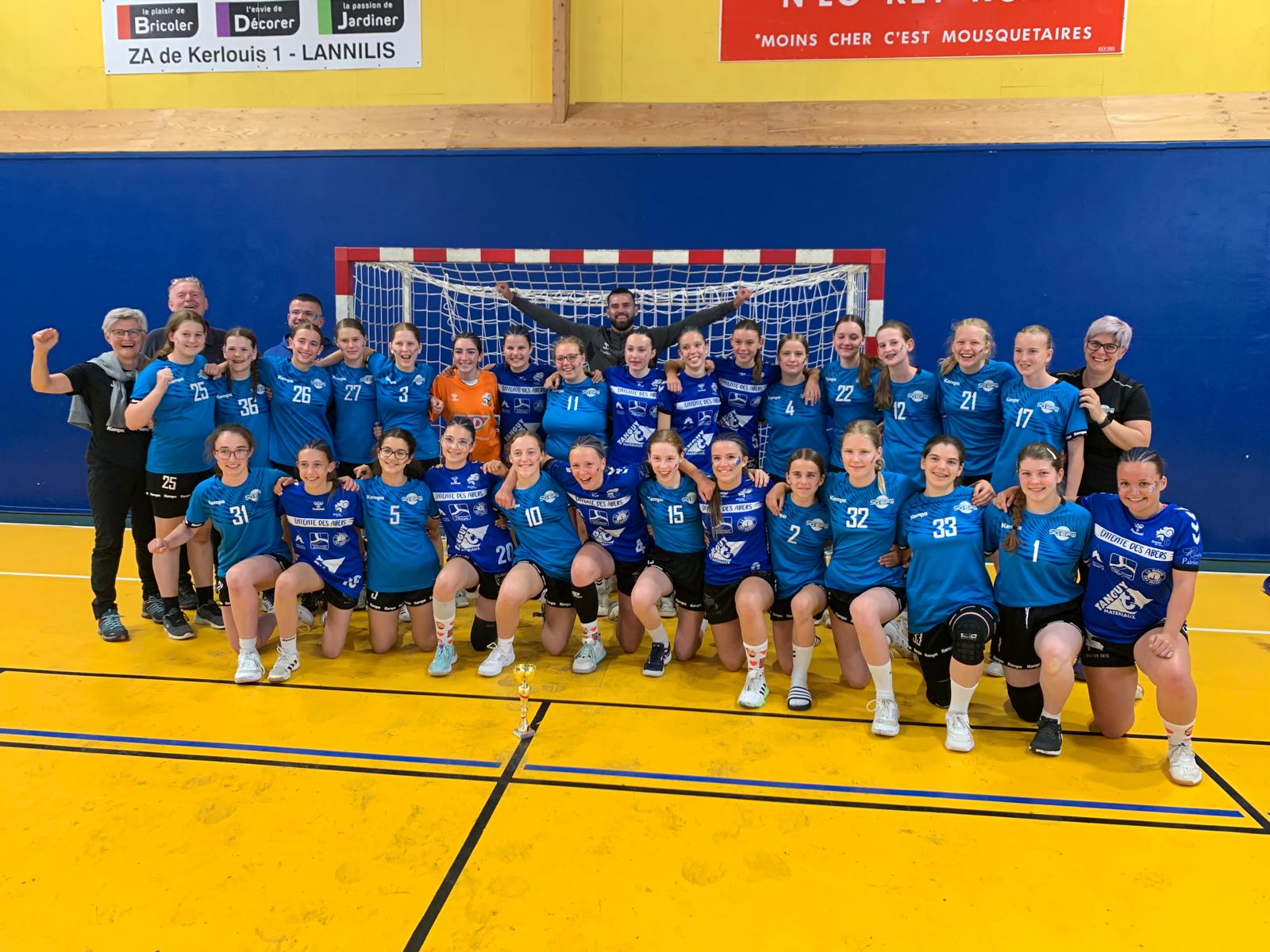 La rencontre sportive de handball a débuté : Les handballeuses du TV Edingen et de l'Entente des Abers après leur premier match amical à Lannilis